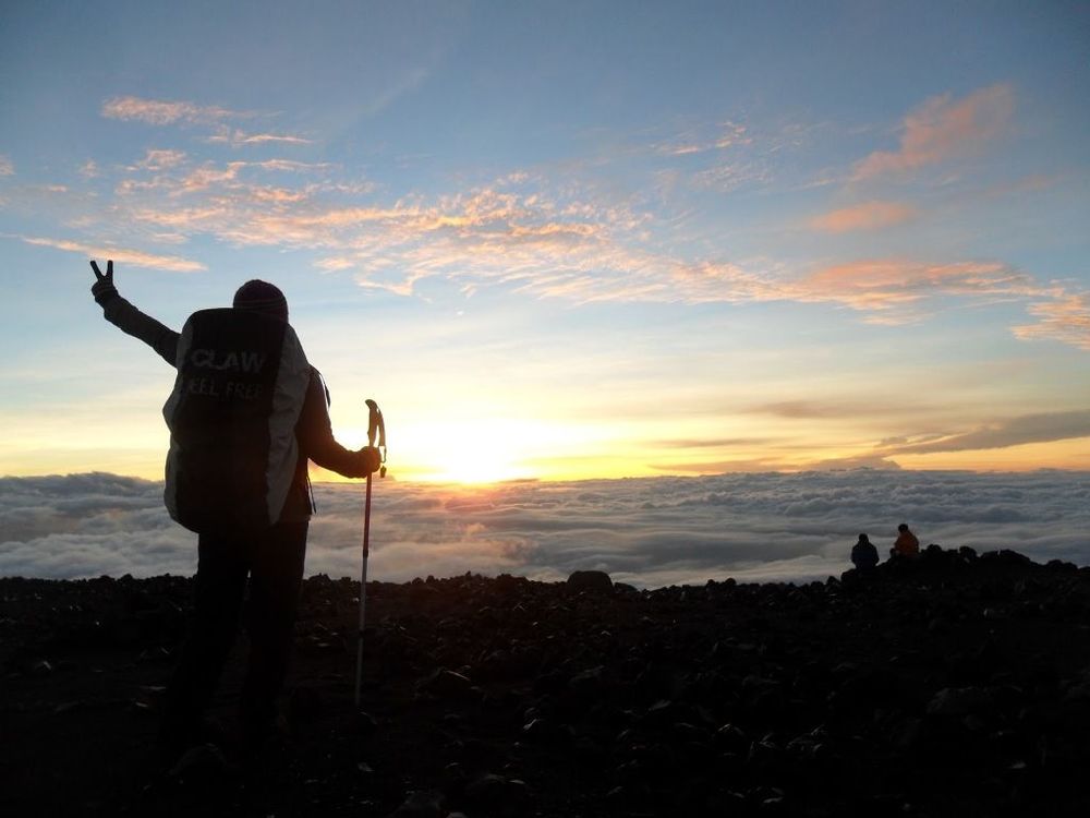 Tips-Tips yang Harus Kamu Baca Sebelum Mencumbui Puncak Gunung