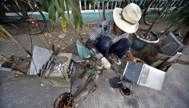 Tukang patri sahabat ibu-ibu kompleks