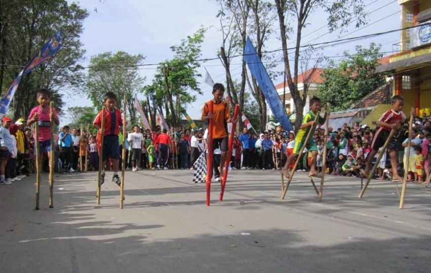 Berlomba ke garis finish