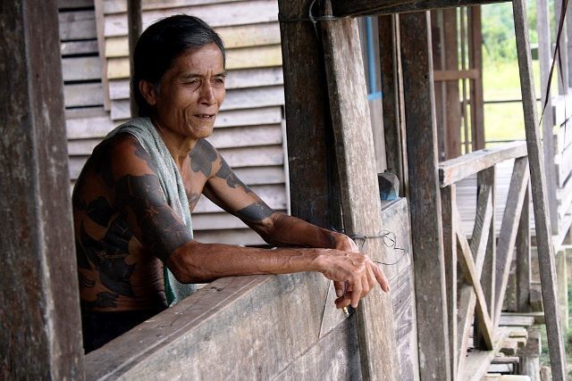 Suku Dayak asli dengan tatonya