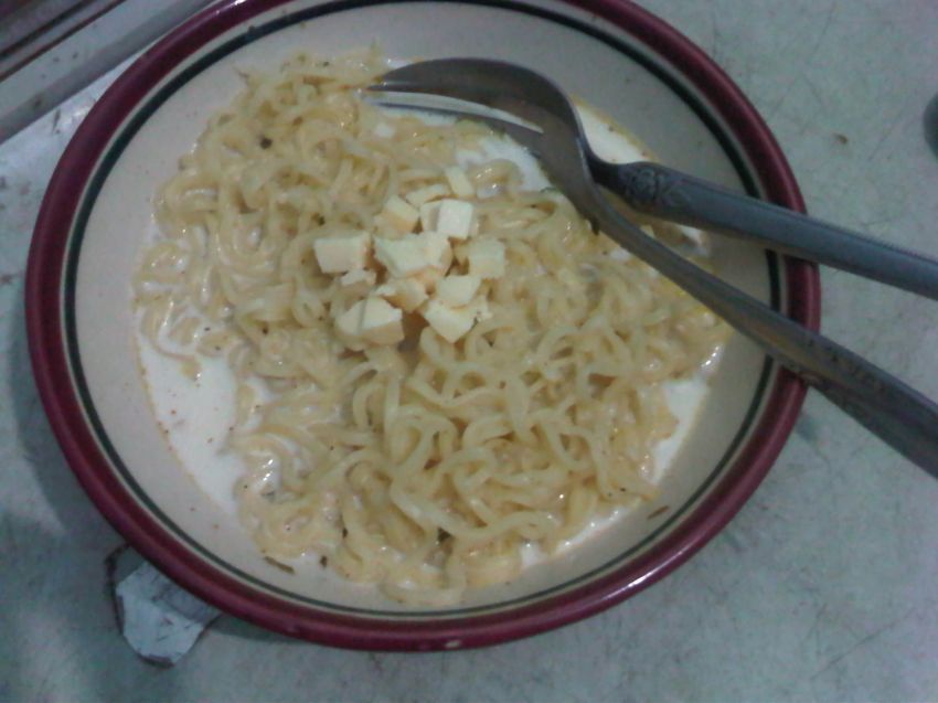 Indomie telur kuah susu (credit: Rinny Hafid)