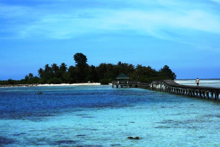 Pasir putih dan birunya laut di Pulau Tidung