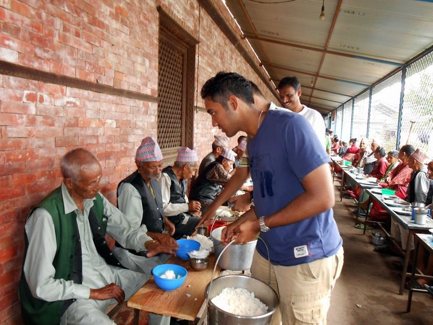 Daripada marah mending tolong orang lain