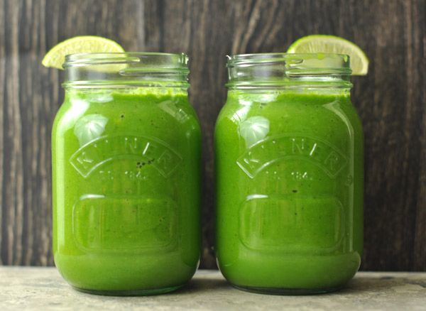 Green smoothies dari sayuran hijau dan pisang