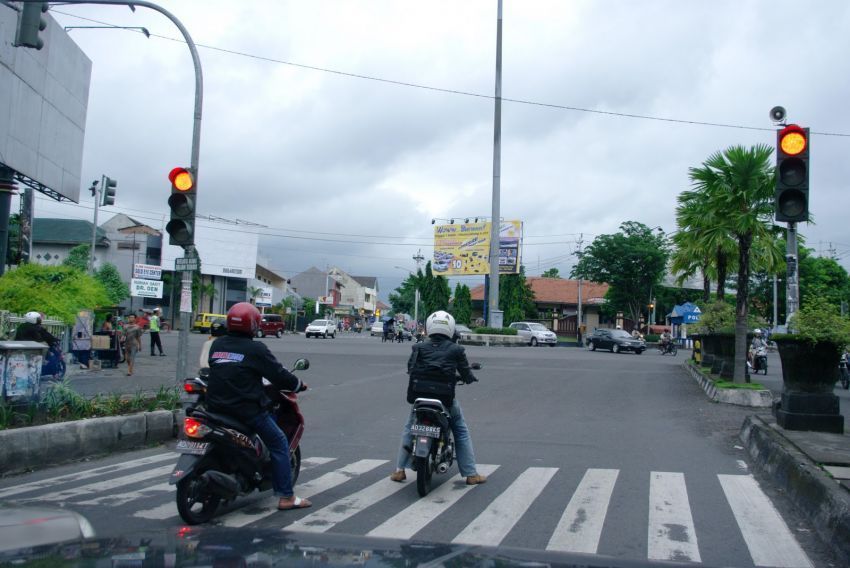 Pintar banget berhenti di zebra cross