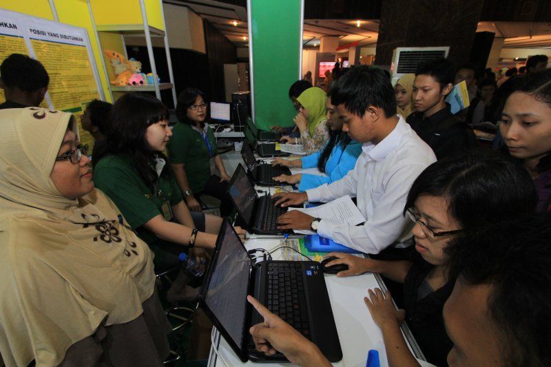 Booth pertama yang dikunjungi: bank!