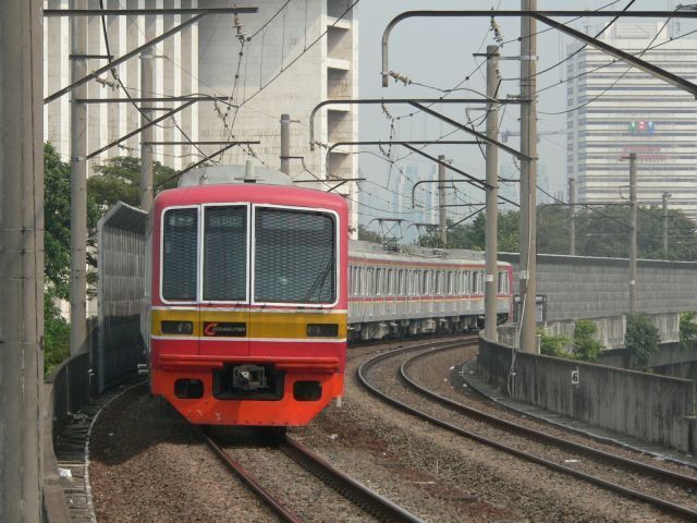 Cewek Ini Terekam Kesurupan di KRL, Teriak Histeris Minta Kopi Hitam Pahit!