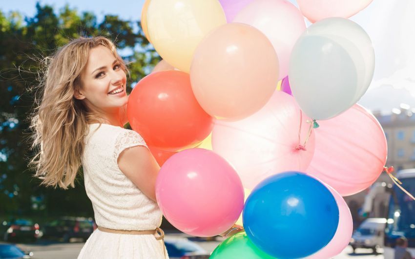 happy-girl-holding-colorful-balloons-girl-hd-wallpaper-1920x1200-8588