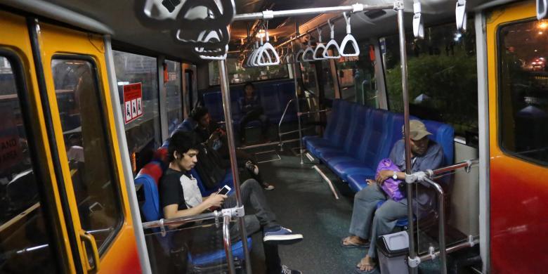 Menunduk di Transjakarta