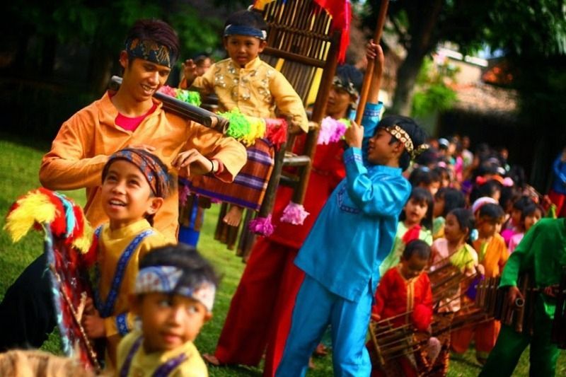 menjunjung adat istiadat, dan kesopan santunan