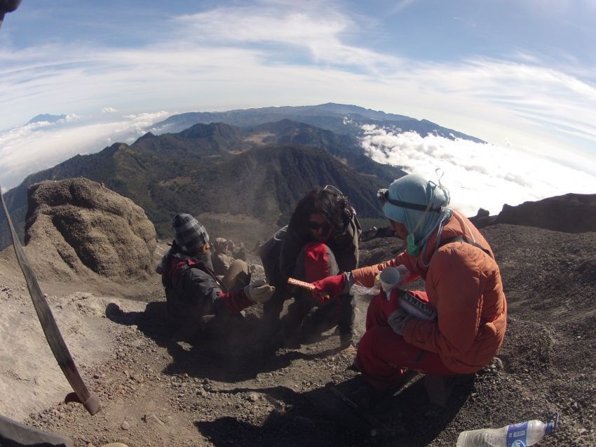 Pakai headlamp, jangan cuma senter | Kredit Foto: Maharsi Wahyu