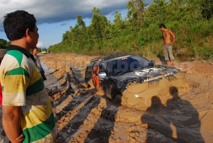 Jalanan rusak begini? Gak ada landasan helikopter pula?