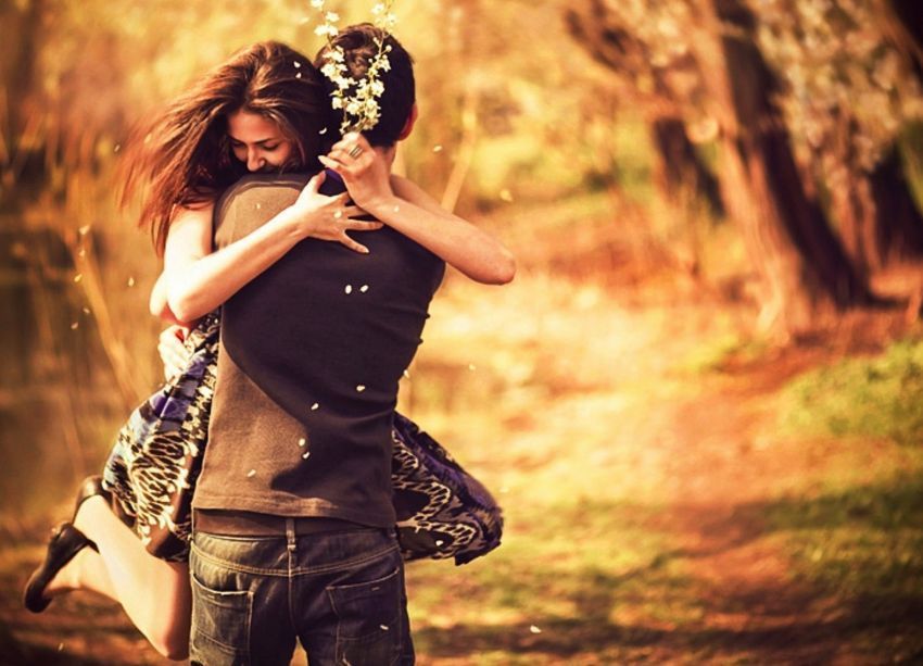 Pleasing-Couple-Love-Hug-Wallpaper