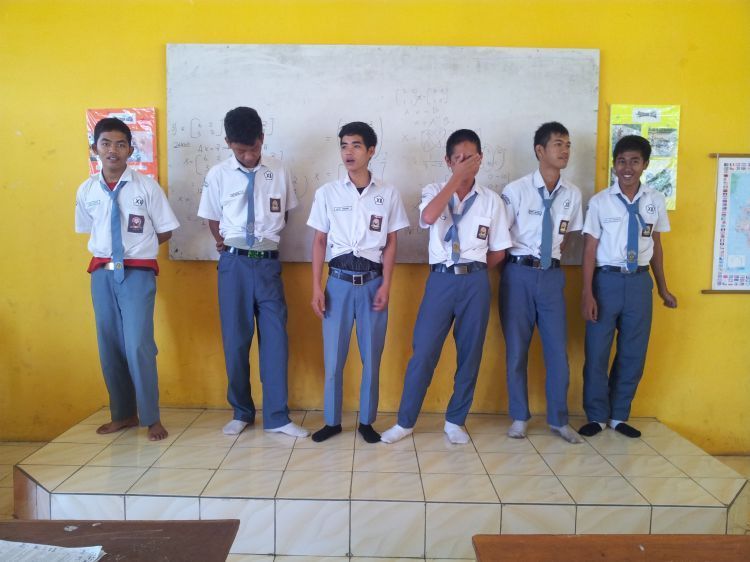 SMA itu identik sama seragam