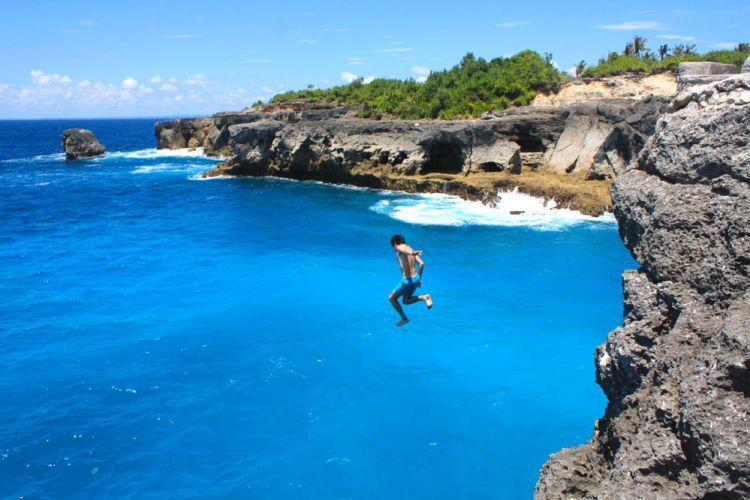 Cliff jumping di Nusa Ceningan