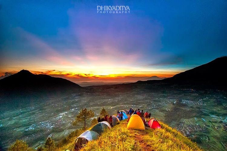 Golden Sunrise di Puncak Andong