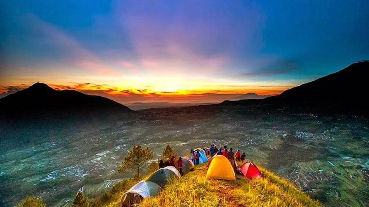 Sebelum Menjamahi Puncak-puncak Tertinggi, Tantang Dulu Dirimu Lewat 14 Gunung Ramah Daki Ini