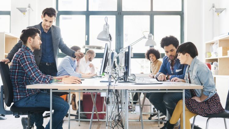 Kelakuan-Kelakuan Nyeleneh yang Bikin Kamu Dijauhi Teman Kantor