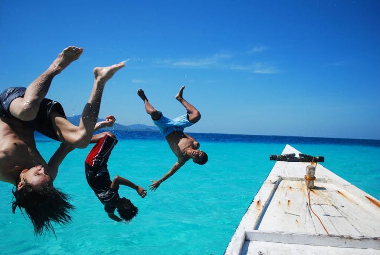 Berenang di laut jernih Karimunjawa