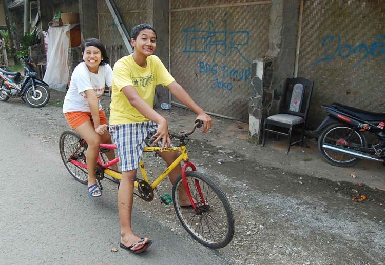 Menjajal sepeda tandem bareng teman