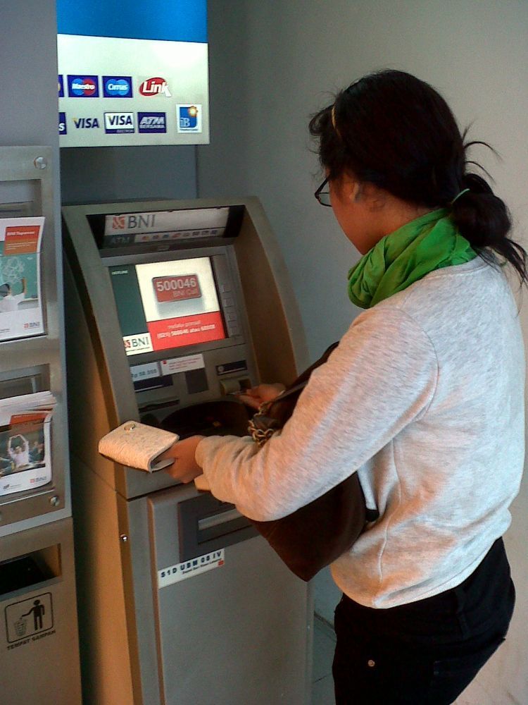 Ambil uang di ATM secara mingguan