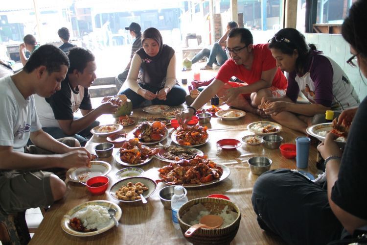 Asyiknya makan seafood di Muara Angke