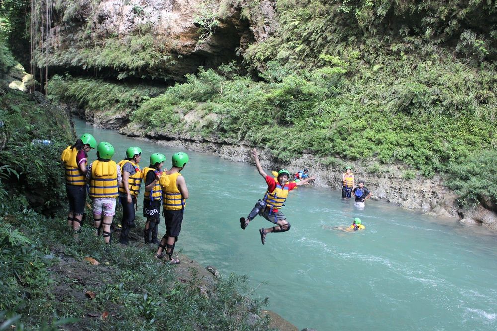 Jalan-Jalan ke Green Canyon, Pangandaran, dan Batu Karas dengan 800 Ribuan