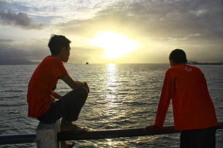 Cerita dengan teman (tapi nggak harus di tepi laut juga sih)