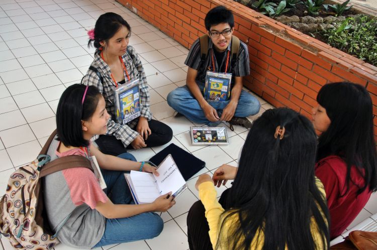 cie yang ngakunya sibuk gak sempat pacaran~