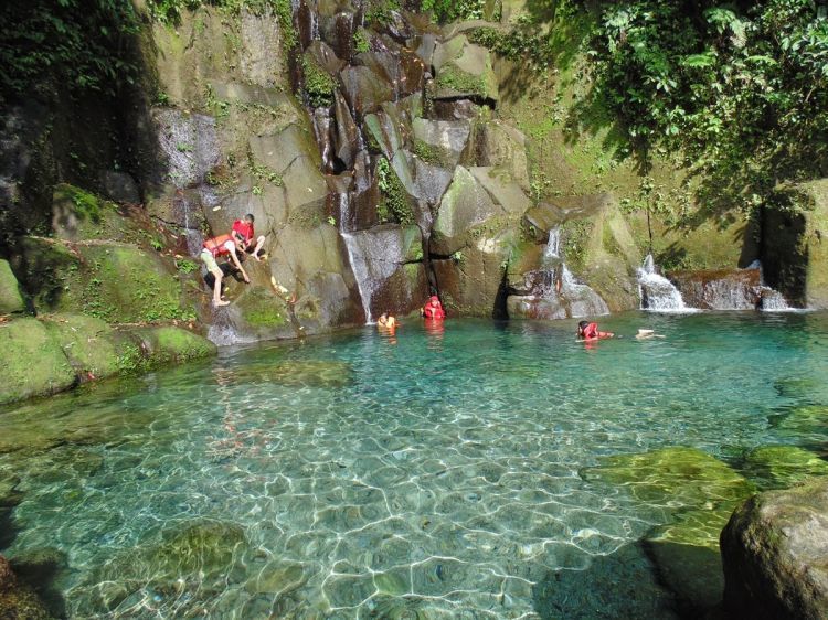 Bahkan dengan beridiri dari atas saja kamu sudah bisa melihat dasar sungai