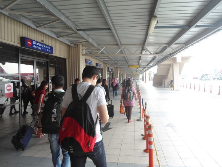 Jangan malas untuk membandingkan harga antar stasiun atau bandara