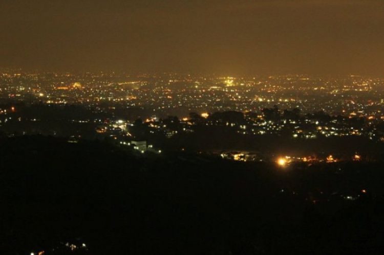 Makan nasi timbel dengan memandang city light kota Bandung