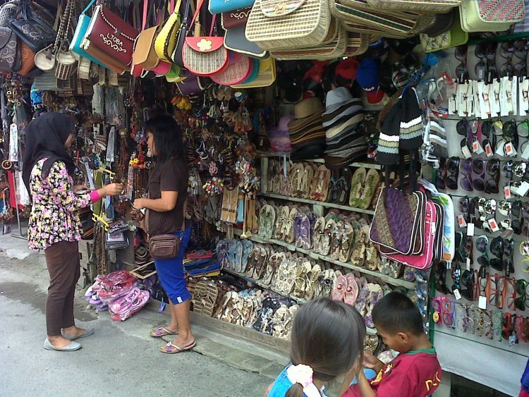 Hindari berbelanja di tempat wisata saat peak season