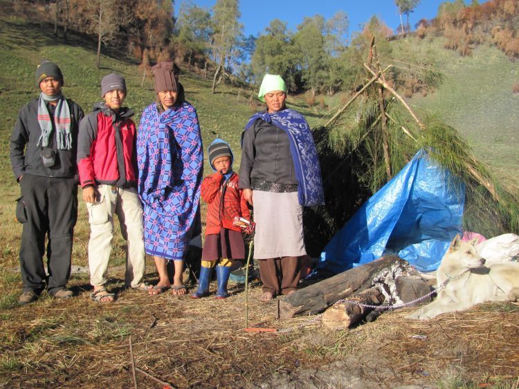 Bersahabatlah dengan masyarakat lokal