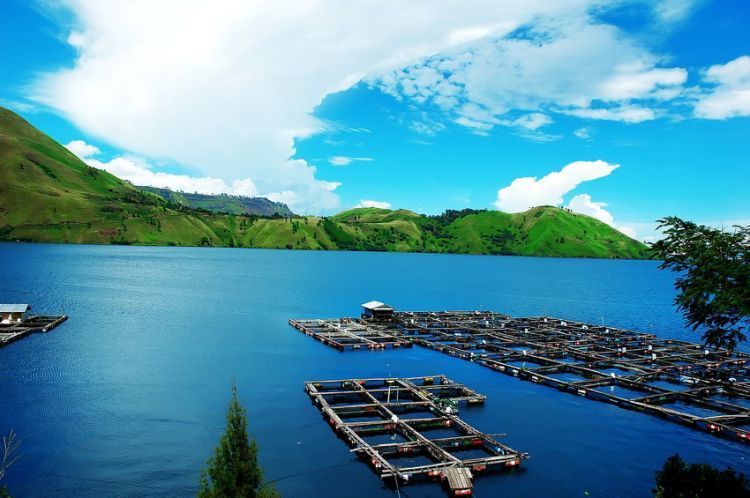 Pemandangan Danau Toba dilihat dari Tongging