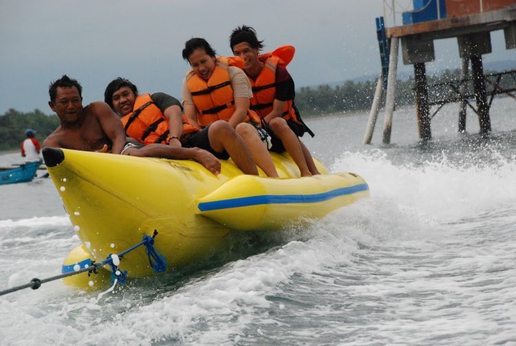 Main Banana Boat di Pantai Batu Karas juga layak dijajal