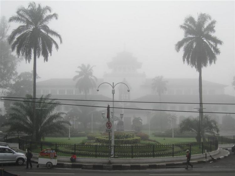 Bandung diselimuti kabut di pagi hari