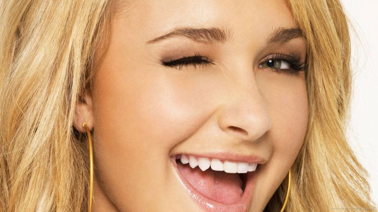 hayden-panettiere-blinking