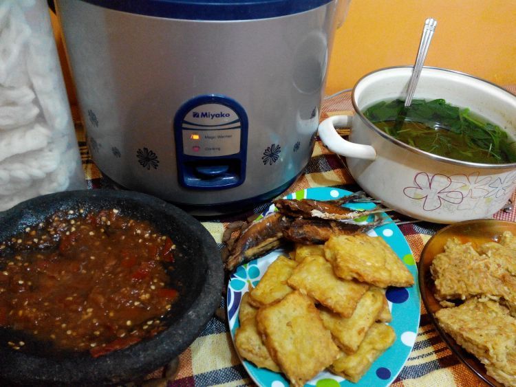 Akhirnya sambel dan tempe lagi....