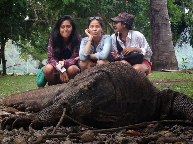 Berfoto bersama komodo (Kredit Foto: Raisa Sadida)