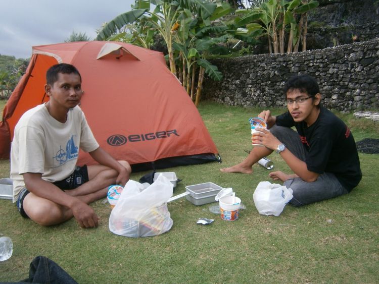 Daripada dompet kembang-kempis bayar hotel, meding nginap di tenda kan?