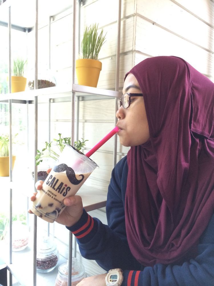 Hangout di coffee shop bisa jadi alternatif