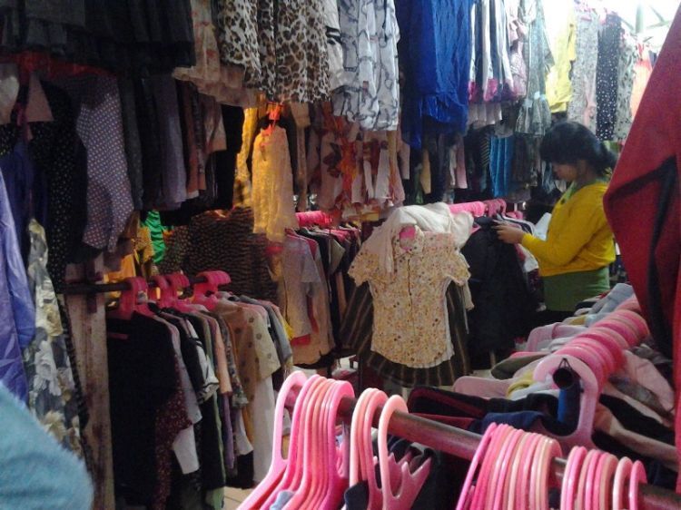 Surga baju bekas di pasar cimol