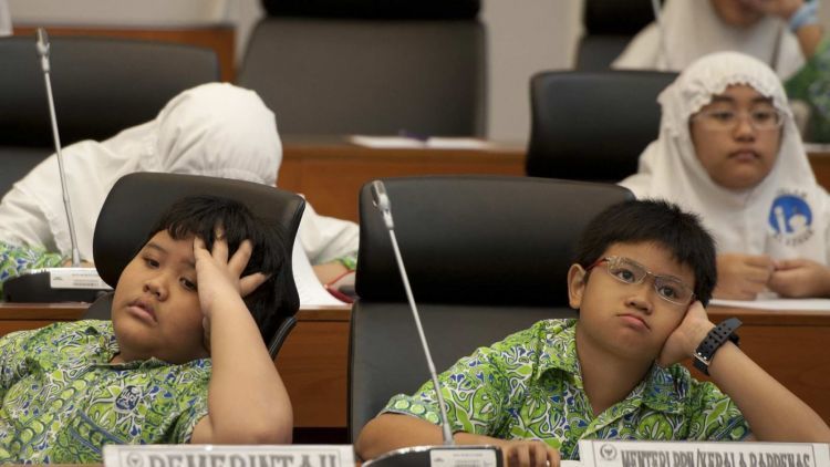 Karena Kita Semua Pernah Menggambar Dua Gunung dengan Sawah dan Matahari: Bagaimana Sekolah Membunuh Bakat Kreatif Kita