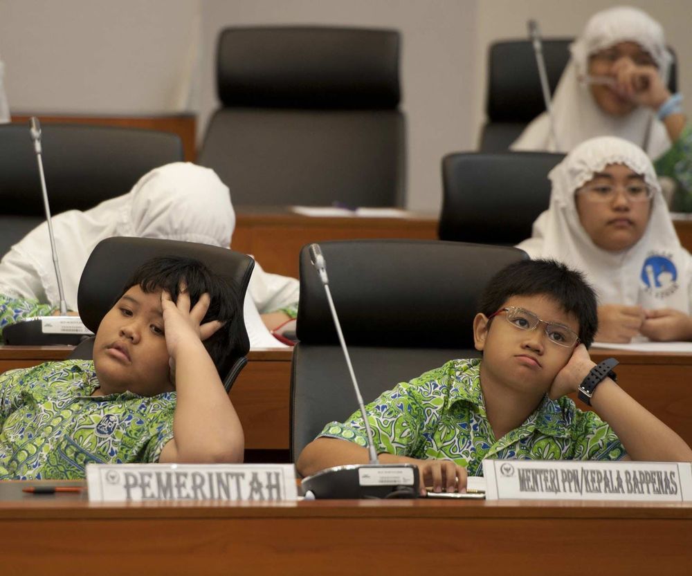 Karena Kita Semua Pernah Menggambar Dua Gunung dengan Sawah dan Matahari: Bagaimana Sekolah Membunuh Bakat Kreatif Kita