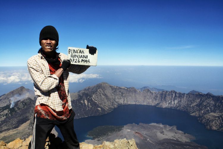 Kibarkan namanya di puncak Rinjani.