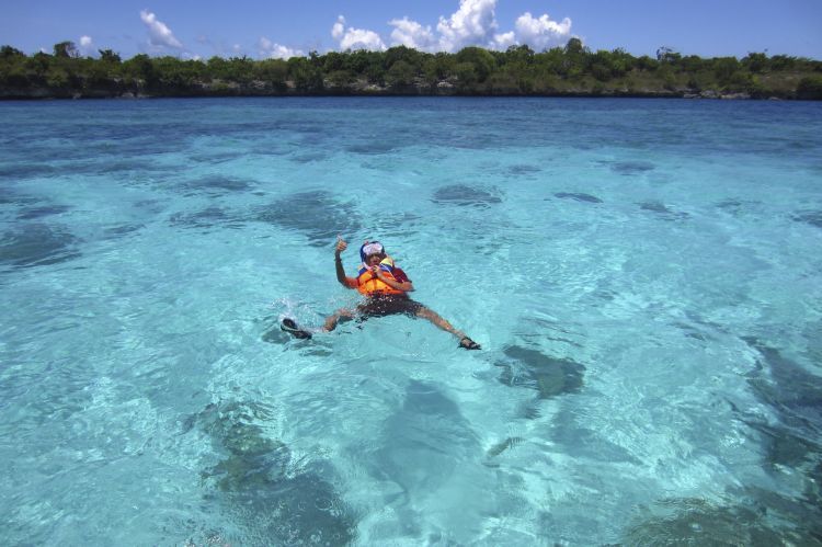 Sudah pernah snorkeling di tempat sekeren ini?