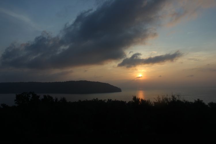 Sunrise di Gunung Anak Krakatau wajib kamu datangi