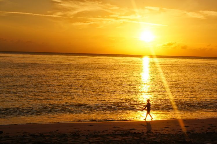 Menyambut pagi dengan melihat matahari terbut di Pantai Sumur tiga