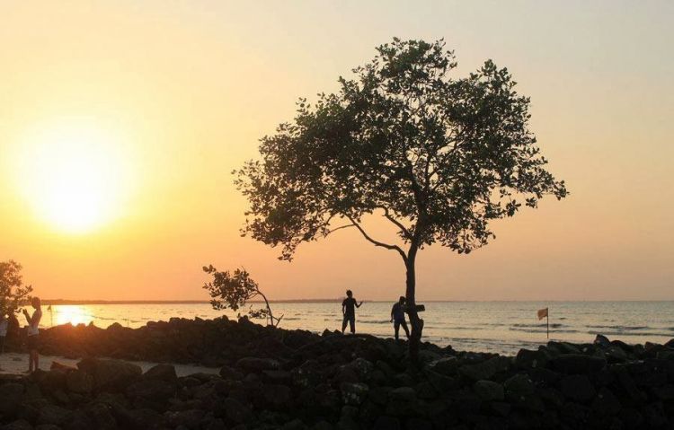 menanti matahari terbenam di Pantai Bunga Batubara